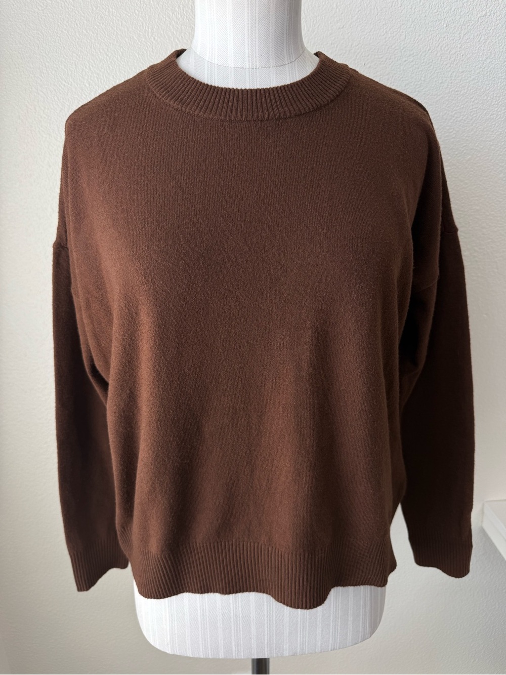 T TAHARI Chocolate Brown Crewneck Knit Sweater XS Drop Shoulder Boxy Minimalist